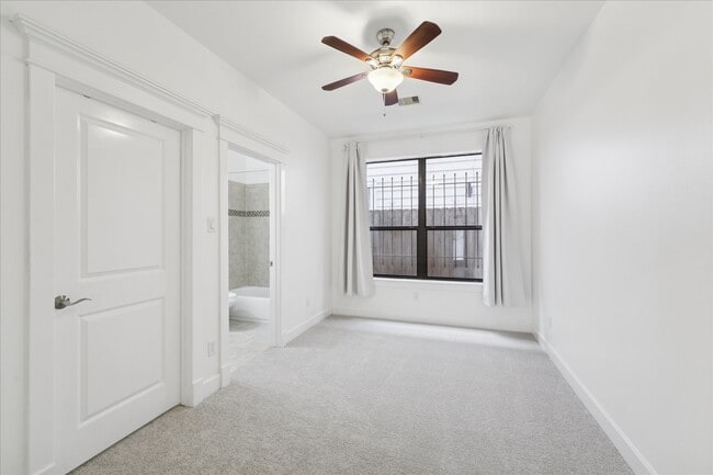 Building Photo - 830 W 19th St