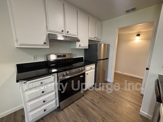Building Photo - 855 Lakeside Dr