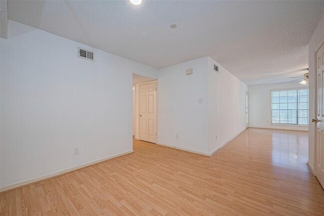 Building Photo - 1311 Antoine Dr
