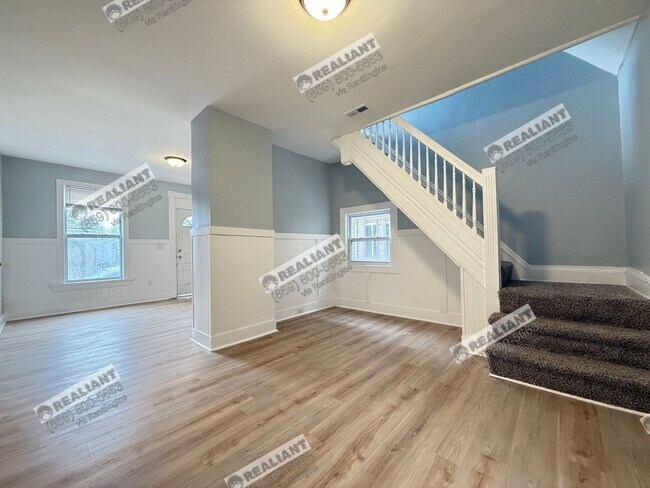 Building Photo - 939 Putnam St