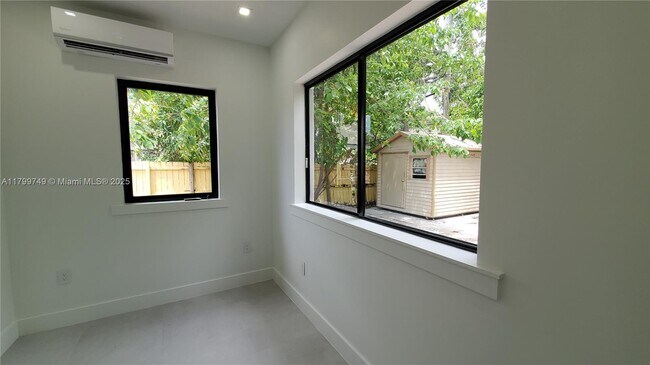 Building Photo - 6201 SW 22nd St