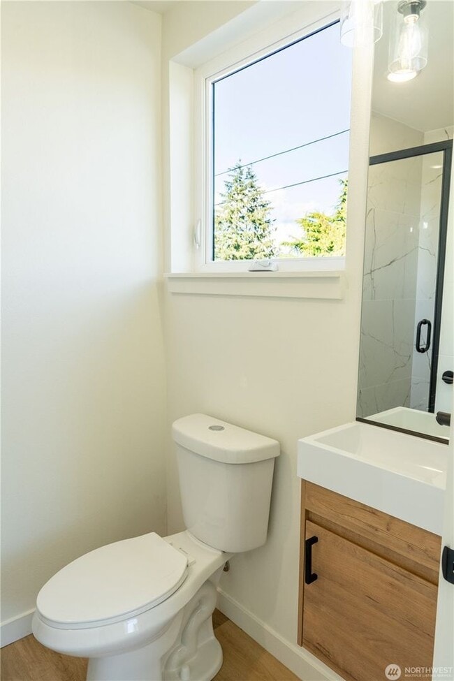 Building Photo - 2Bd/1.75Ba Seattle Townhome
