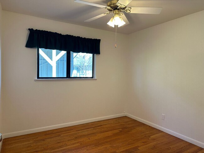 Building Photo - New listing! Beautifully maintained home in convenient location