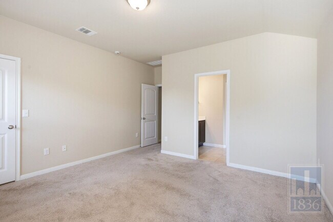 Building Photo - 821 Schefer St