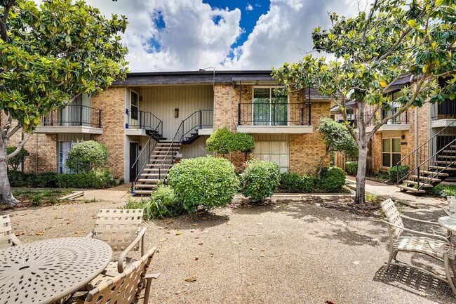 Building Photo - 10228 Regal Oaks Dr