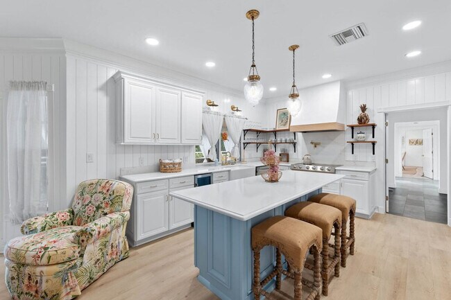 Building Photo - 15100 Sweetwater Ct