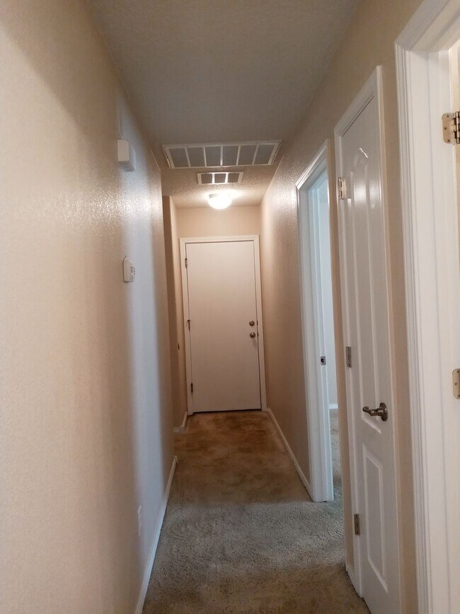 Building Photo - RIO RANCHO THREE BEDROOM