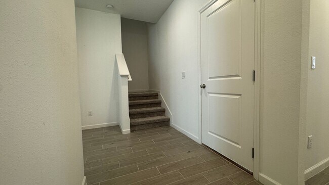 Building Photo - Charming 3BR Townhome with Screened-In Patio