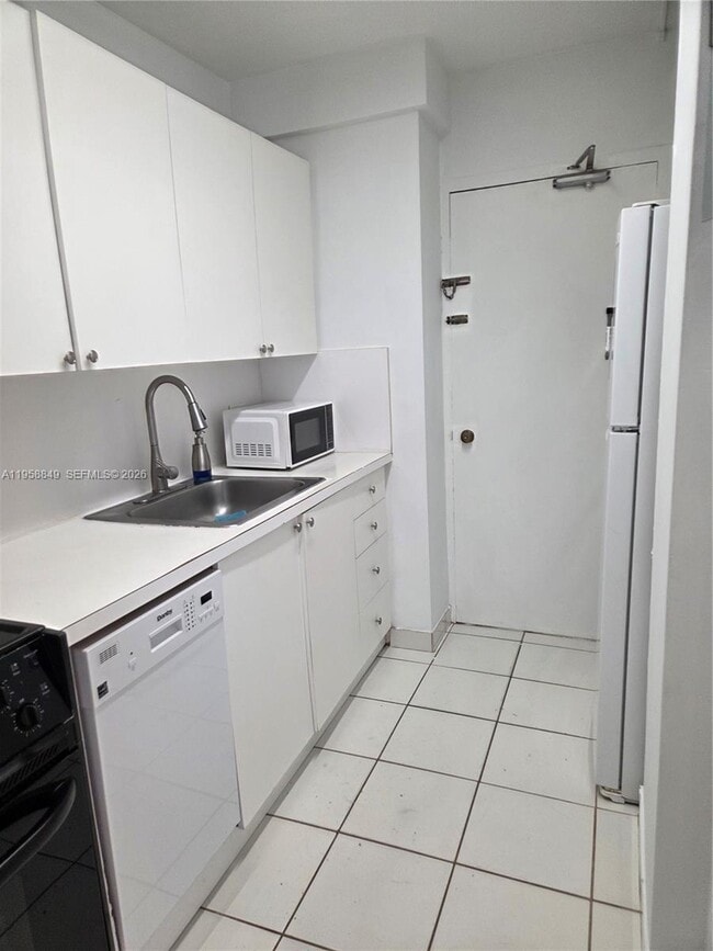 Building Photo - 5313 Collins Ave