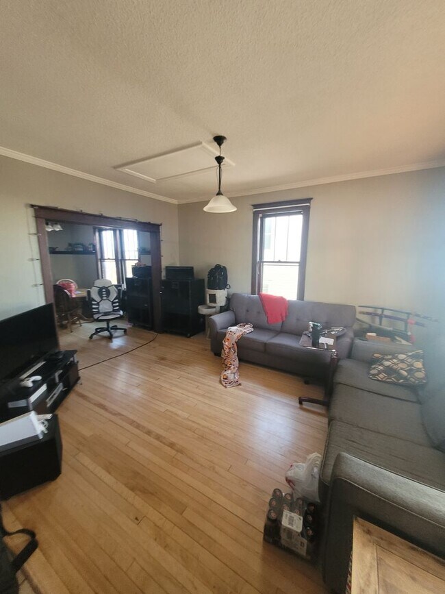 Building Photo - AVAILABLE JUNE - 3 Bed 1 Bath w/ Bonus Att...