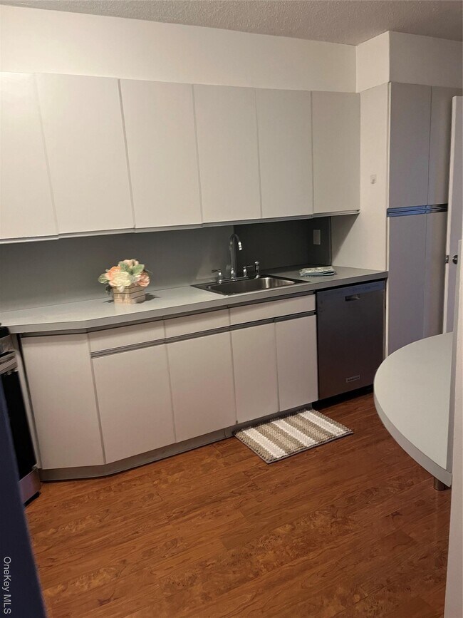 Building Photo - 2 Bay Club Dr