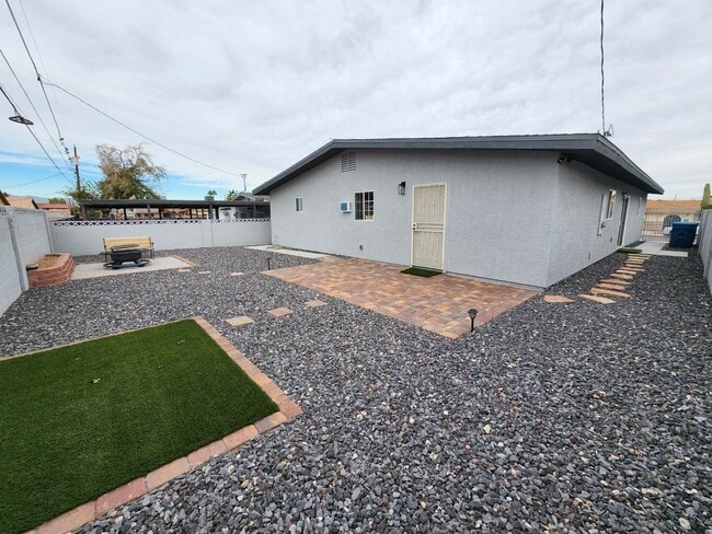 Building Photo - Renovated Beauty with a full-service Casita