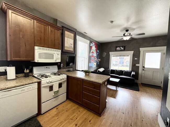 Building Photo - 608 Park St.