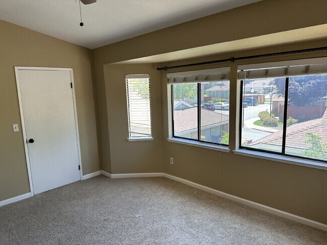 Building Photo - Spacious 3 Bed, 2.5 Bath West Dublin Townh...