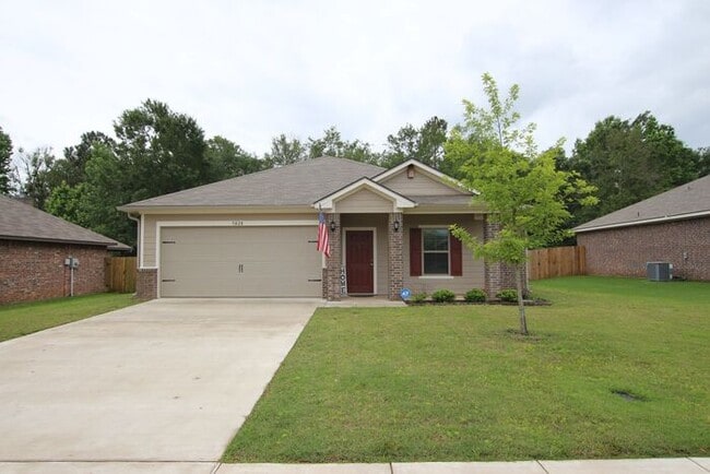 Building Photo - AVAILABLE NOW! Cozy 4 Bedroom2 Bath Home i...