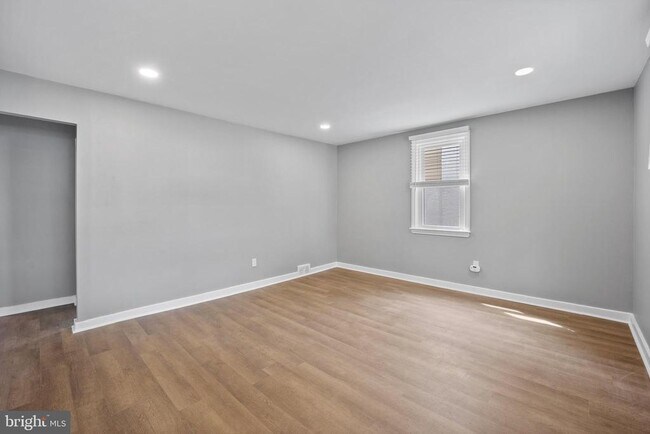 Building Photo - 645 Roberts Ave