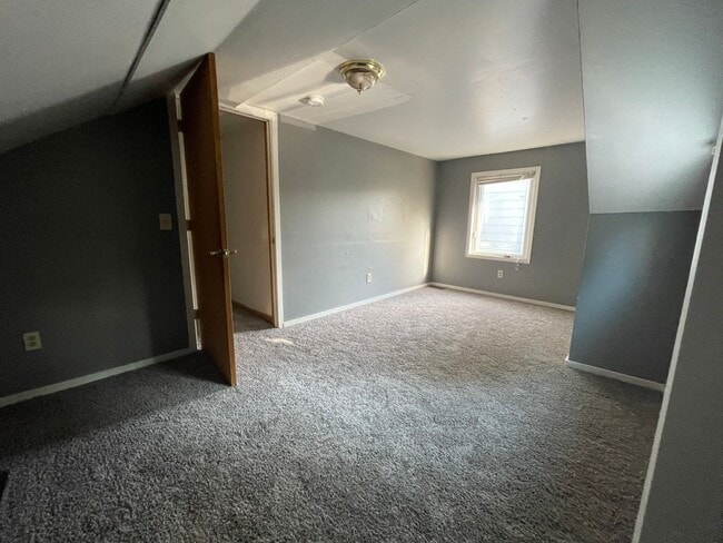 Building Photo - Huge 6 Bed with 2 Bonus Rooms for Den/Offi...