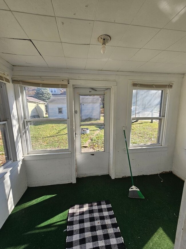 Building Photo - Newly Painted 2 bedroom