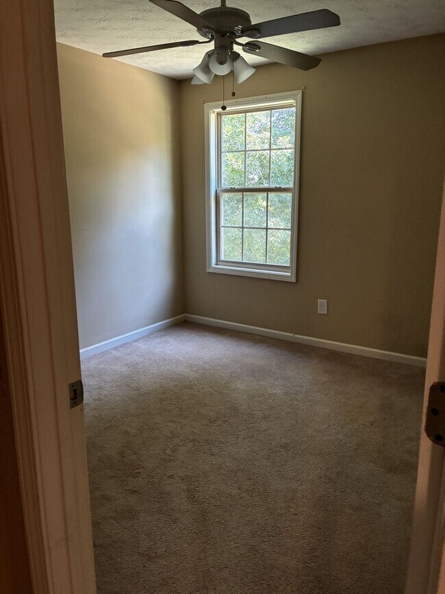 Building Photo - 20 Mill pond Ct
