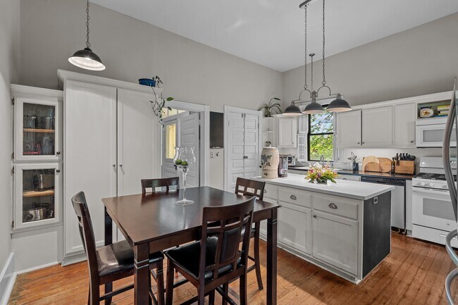 Building Photo - 802 N Poplar St