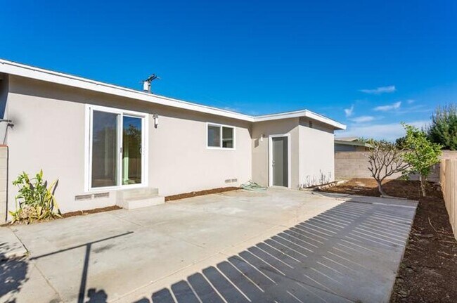 Building Photo - PARADISE HLLS BEST KEPT SECRET !!!3 BEDROO...