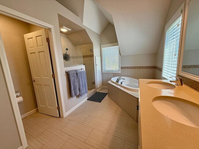 Building Photo - Furnished or Unfurnished: Updated 4 Bed 3....
