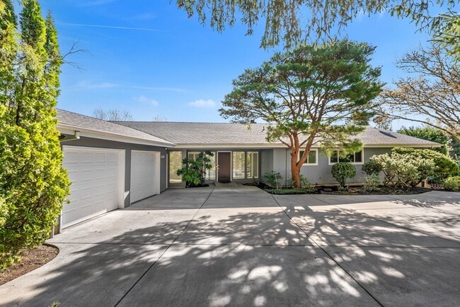 Building Photo - 4-Bedroom Luxury Home for Rent by Portland Golf Club