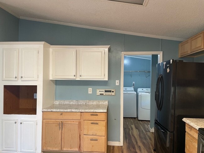 Building Photo - Three bedroom/2 Bath close to downtown Pra...