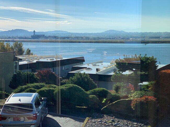 Building Photo - 6900 SE Riverside Dr