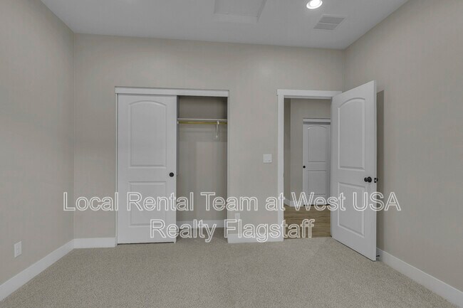 Building Photo - 781 N Forest View Dr