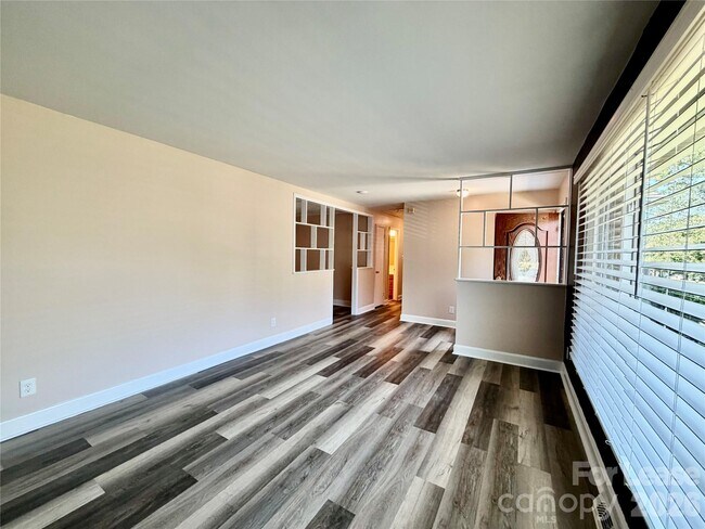 Building Photo - 3132 Dawnshire Ave