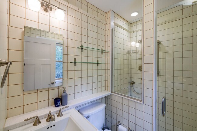 Building Photo - Furnished, Detached Home in Bethesda Alta ...