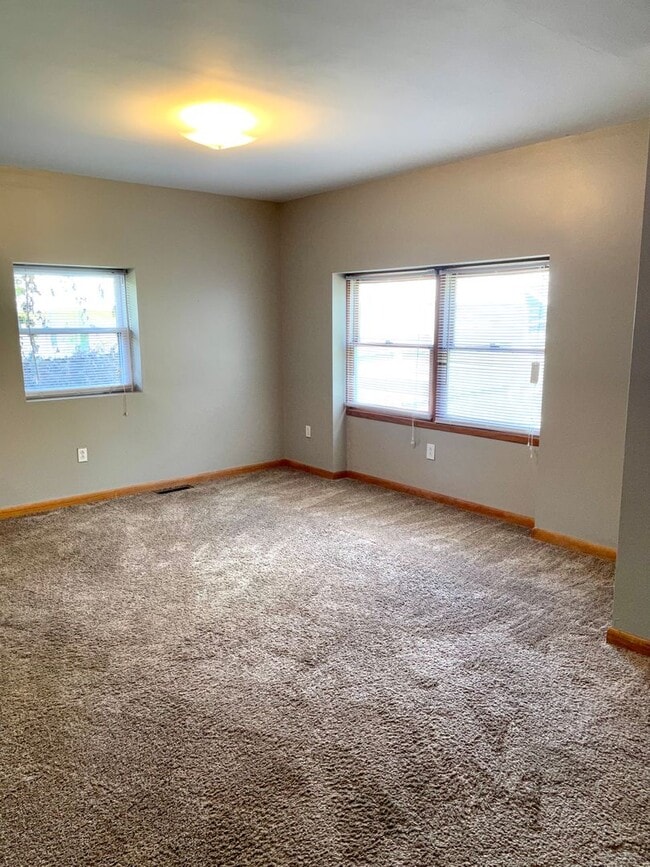 Building Photo - Spacious 3 bed/2 bath - walk to campus!