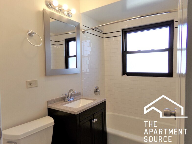 Building Photo - 1644 W Sherwin Ave