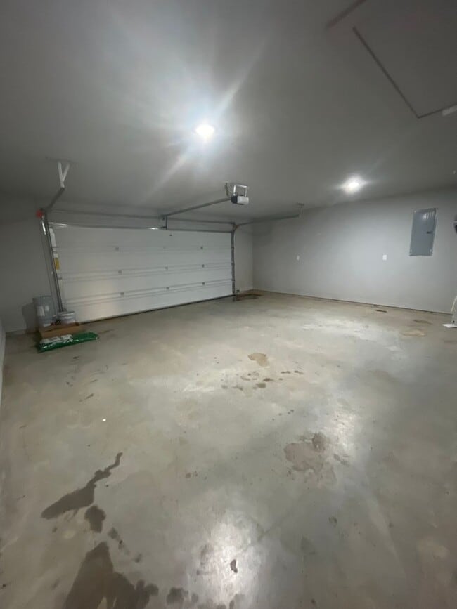 Building Photo - Spacious 3/2 with Large Lawn Area