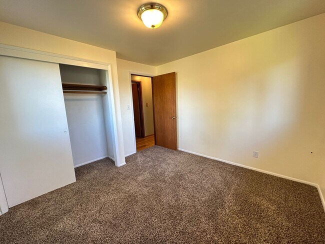 Building Photo - Northwest Area 3 Bedroom 2 Bath Rancher