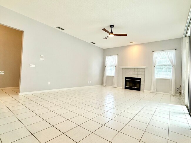 Building Photo - Executive 4bedrooms/3baths Dream pool-home...