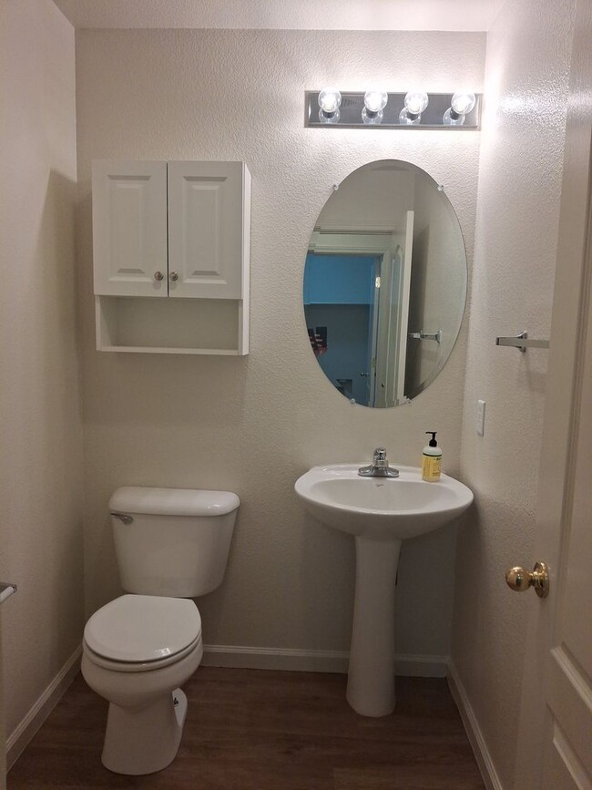 Building Photo - Lincoln Crossing, 2 Story 4 Bedroom, 2.5 bath, 2225sqft, Access to Clubhouse Pool & Amenities, Cu...