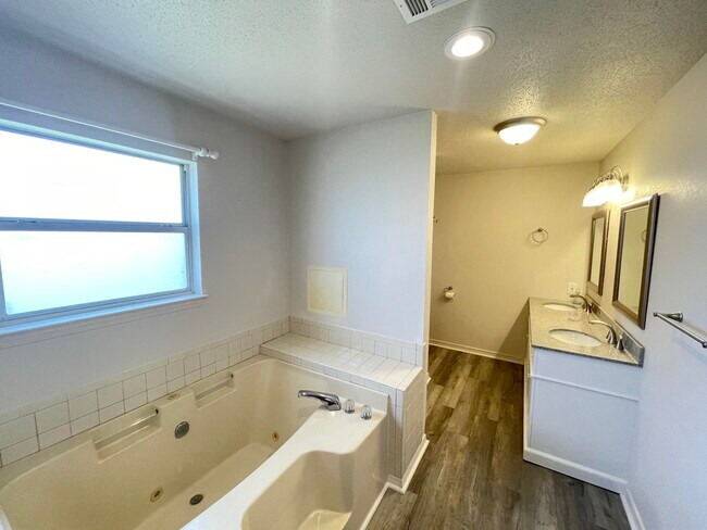 Building Photo - 2212 Peachwood Ct