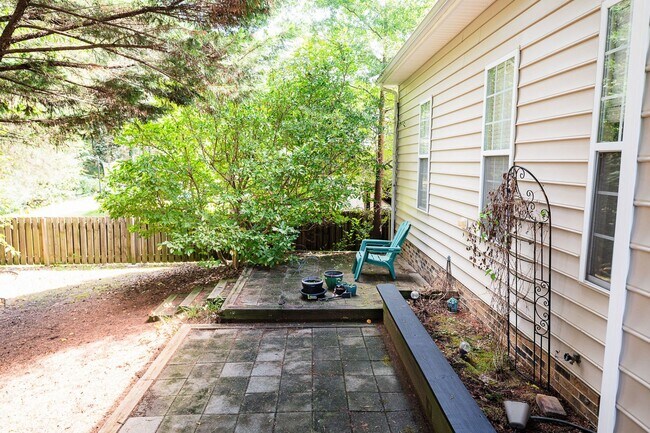 Building Photo - Stunning 6 bedroom 2.5 bathroom corner lot...