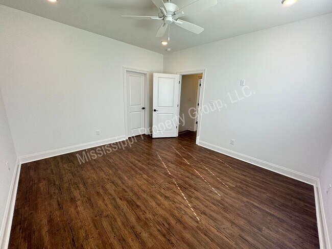 Building Photo - 721 Southview Dr