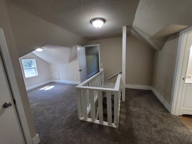 Building Photo - 4-Bedroom, 2-Bath Home Near Drake University - Fenced Backyard