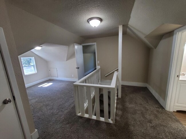 Building Photo - 4 Bedroom 2 Bathroom Home Near Drake Unive...