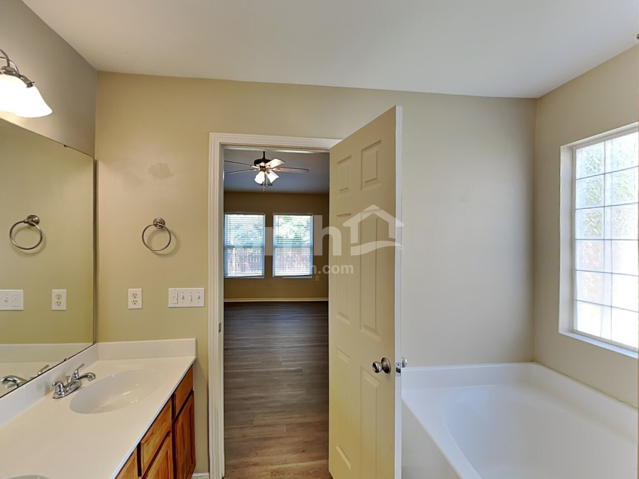 Building Photo - 10916 Thousand Oaks Dr