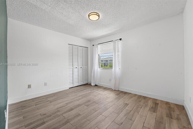 Building Photo - 889 Hamilton Dr