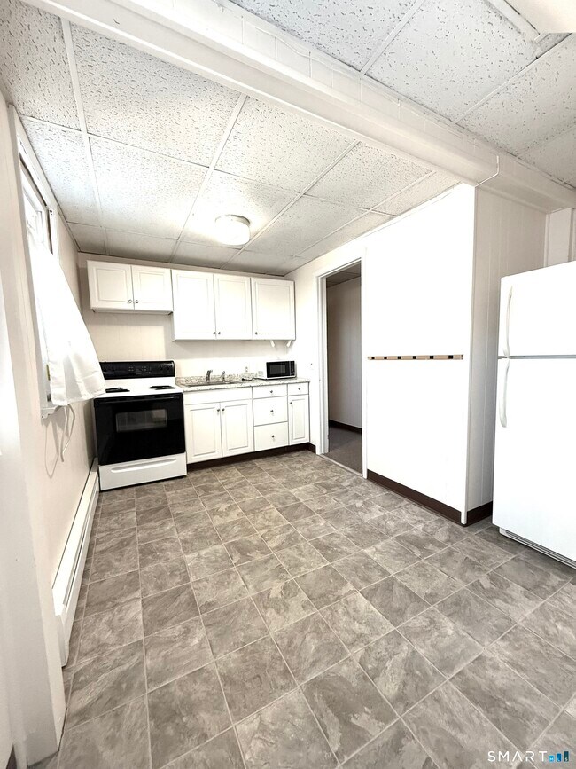 Building Photo - 425 Montauk Ave