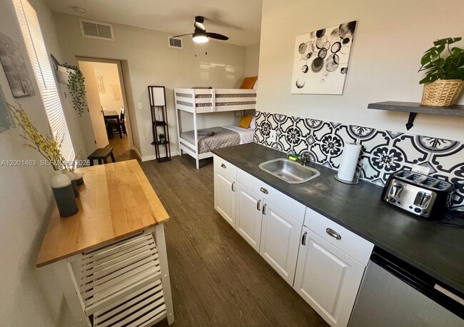 Building Photo - 2932 NW 16th Ave