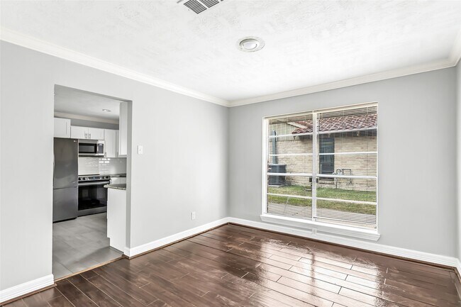 Building Photo - 211 W North Hill Dr