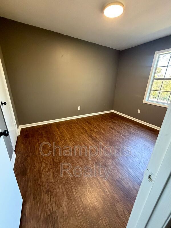 Building Photo - 11 Clausen Dr