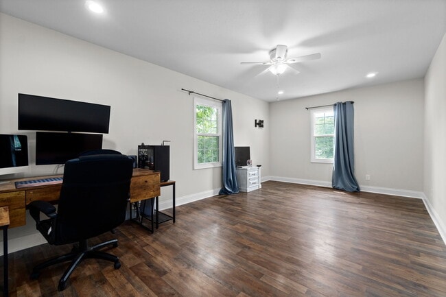 Building Photo - 370 Rossview Rd